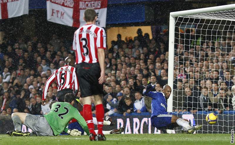 Robin Van Persie (vpravo) z Arsenalu je vylouen v zápase se Stoke City.