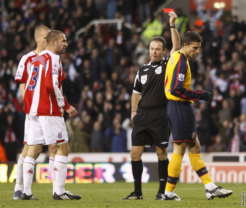 Robin Van Persie (vpravo) z Arsenalu je vylouen v zápase se Stoke City.