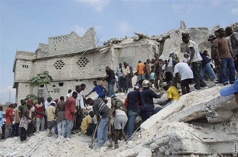 Na Haiti se zítila típatrová kolní budova, zahynulo nejmén padesát lidí.