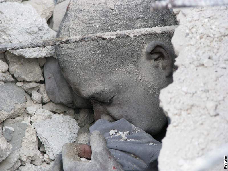 Na Haiti se zítila típatrová kolní budova, zahynulo nejmén padesát lidí.