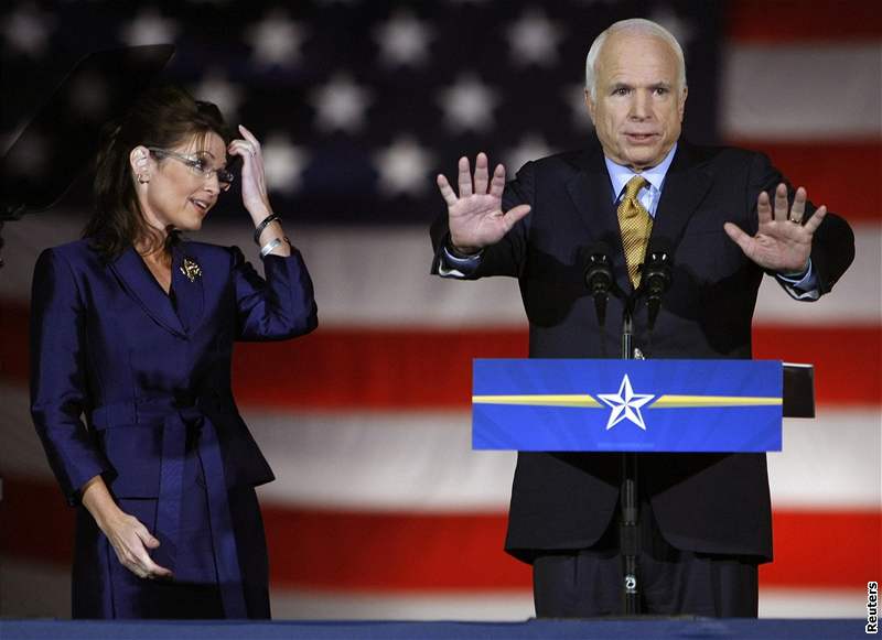 Neúspný kandidát John McCain a Sarah Palinová.