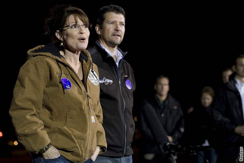 Republikánská kandidátka na viceprezidentku Sarah Palinová se svým manelem Toddem