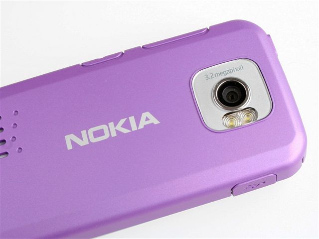 Svým netradiním vzhledem Nokia 7610 urit zaujme.