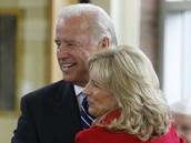 Demokratick kandidt na viceprezidenta Joe Biden volil s manelkou Jill ve kole Tatnall pobl Wilmingtonu ve stt Delaware
