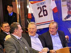 Hokejové legendy (zleva) Václav Nedomanský (v pozadí v brýlích), Jan Suchý, Jiří Holík a Josef Augusta. Hokejové legendy (zleva) Václav Nedomanský (v pozadí v brýlích), Jan Suchý, Jiří Holík a Josef Augusta.