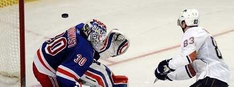 Ale Hemský z Edmontonu pekonává brankáe NY Rangers Henrika Lundqvista