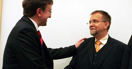 Odstupující hejtman Ivo Toman z ODS (vlevo) gratuluje ke zvolení svému nástupci Radko Martínkovi z SSD. (15. listopadu 2008)