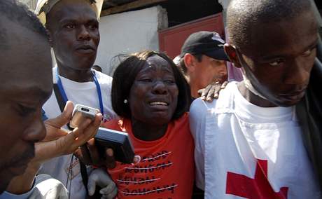 Ve vchodn sti haitsk metropole Port-au-Prince spadla st koly, devt k utrplo zrann, 12. listopadu 2008