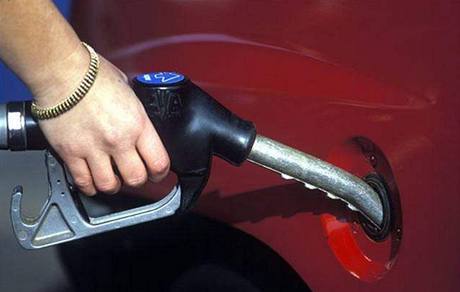 Nejlevnjí benzin je stále v Královéhradeckém kraji. Ilustraní foto.