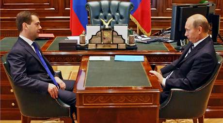 Rusk prezident Medvedv (vlevo) pi rozhovoru s premirem Vladimirem Putinem.