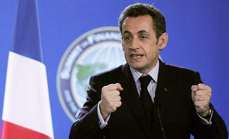 Francouzský prezident Nicolas Sarkozy na tiskové konferenci po summitu G20 ve Washingtonu (16. listopadu 2008)
