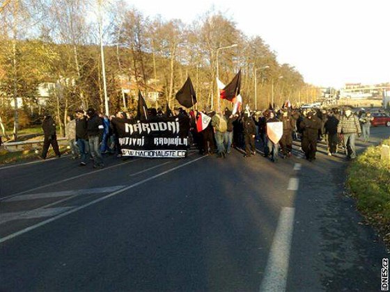Píznivci ultrapravicového hnutí Autonomní nacionalisté pochodují do litvínovského sídlit Janov listopadu 2008.