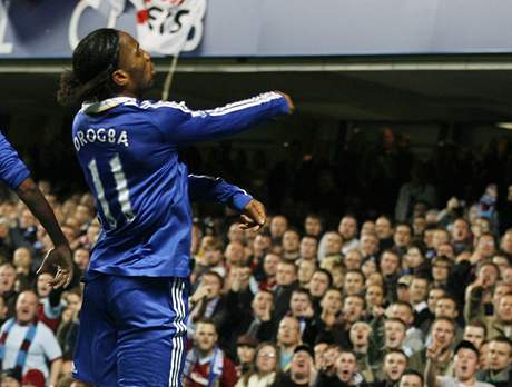 TO NEML DLAT... Didier Drogba hází pi oslavách gólu proti Burnley mezi fanouky soupee minci, která piletla z hledit stadionu Chelsea.
