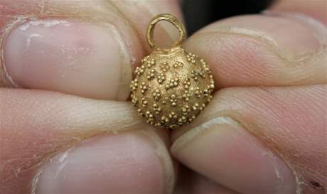 Zlatý gombík z as Velké Moravy nalezený ve Starém Mst