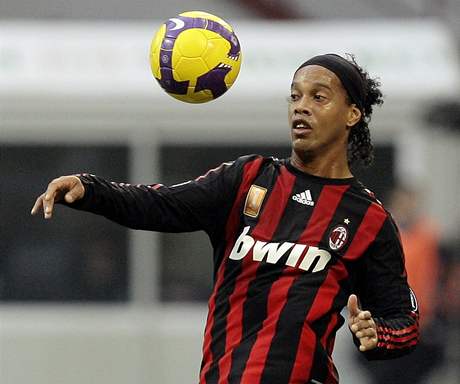 Ronaldinho v ervenoerném dresu AC Milán.