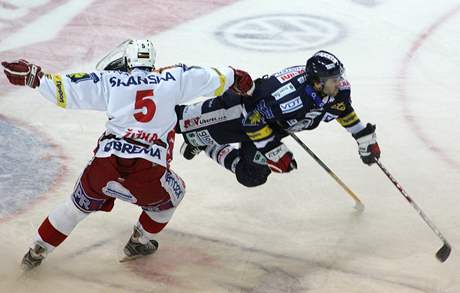 FAUL. Takhle fauloval ika kdysi proti Liberci, v domácím zápase s Pardubicemi zavinil penaltu, díky ní Koukal vyrovnal na 2:2. Pardubice pak vyhrály 5:2