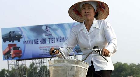 Na dálnici z Hanoje se jezdí i na kole.
