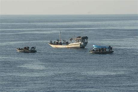 Lod proplouvající kolem východního pobeí Afriky suují ím dál více piráti. Ilustraní foto