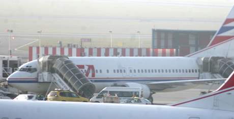 Boeing 737, který musel na jeden motor pistát v Praze-Ruzyni