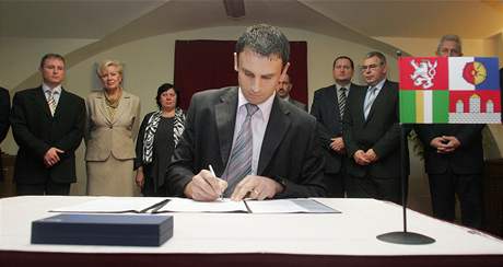 Jií Zimola (SSD), nastupující hejtman Jihoeského kraje, podepisuje koaliní dohodu (19. listopadu 2008)