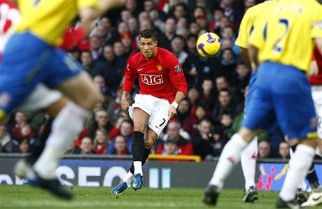 GÓL. Cristiano Ronaldo vstelil proti Stoke stý gól v dresu Manchesteru.