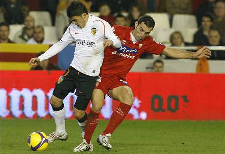 Valencia - Gijon: domácí David Villa (v bílém) a Michel Marcos