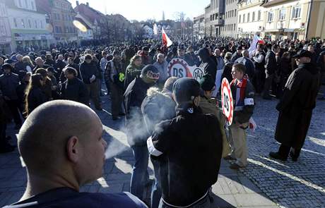 Nkolik stovek píznivc krajn pravicové Dlnické strany se chce vydat na pochod do sídlit Janov.