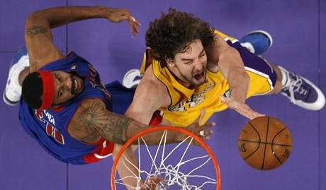 LA Lakers - Detroit: Pau Gasol (vpravo) z lakers bojuje pod koem s detroitským Rasheedem Wallacem.