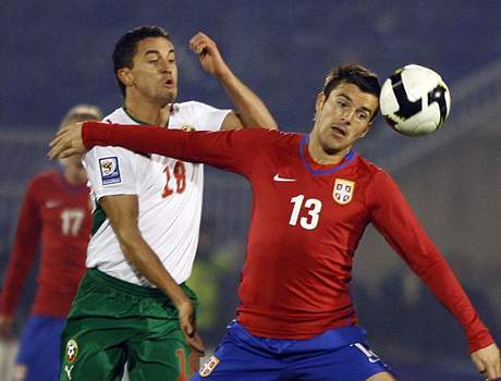 Srbsko - Bulharsko: Bulhar Dimitar Rangelov (vlevo) v souboji se srbskm fotbalistou Aleksandarem Lukoviem