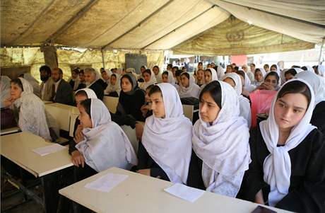 Po pádu Talibanu zaínají dívky opt navtvovat afghánské koly.