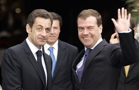 Francouzský prezident Sarkozy se v rámci summitu seel s Dmitrijem Medvedvem.