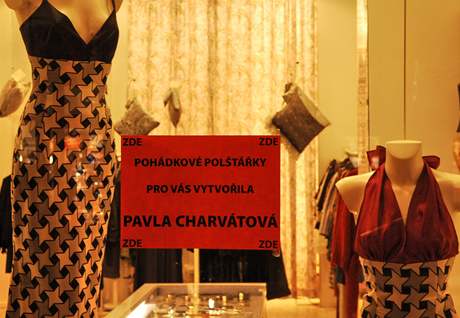 Poltky Pavly Charvtov v butiku Ivany Follov 