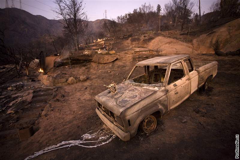 S ohni v Los Angeles bojuje na 600 hasi.