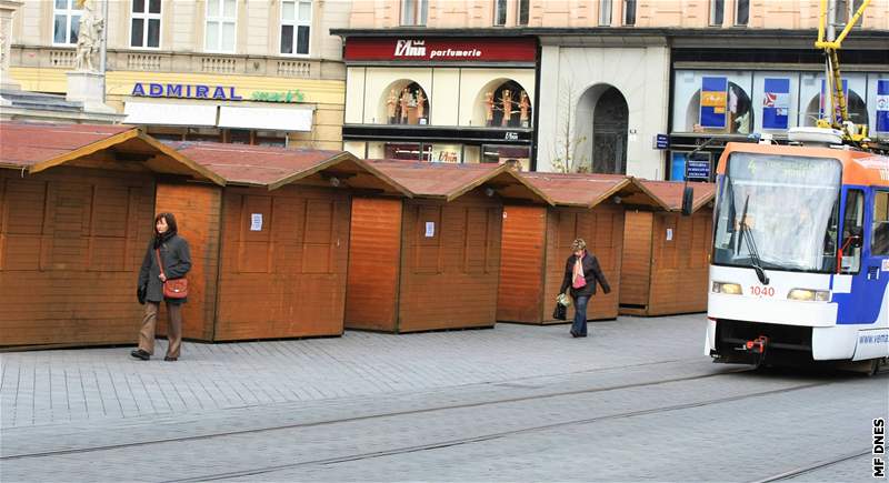 Prodejní stánky na námstí Svobody v Brn nejsou podle dopravc postaveny bezpen 