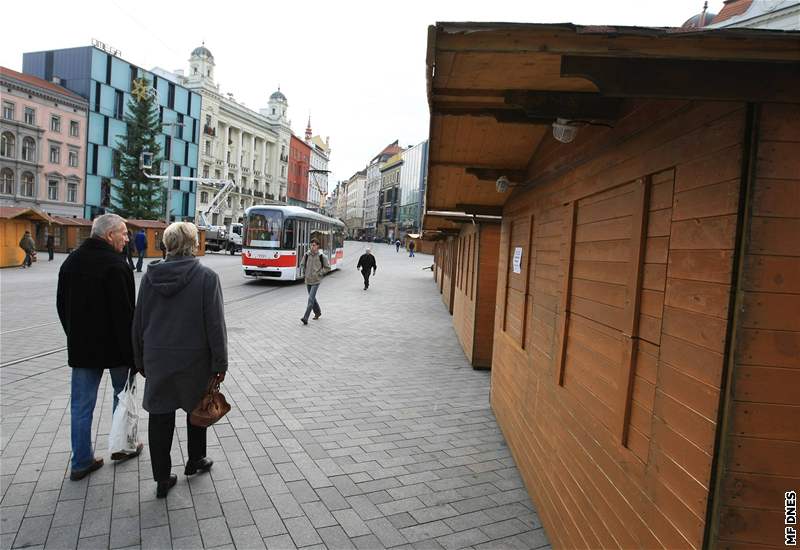 Prodejní stánky na námstí Svobody v Brn nejsou podle dopravc postaveny bezpen 