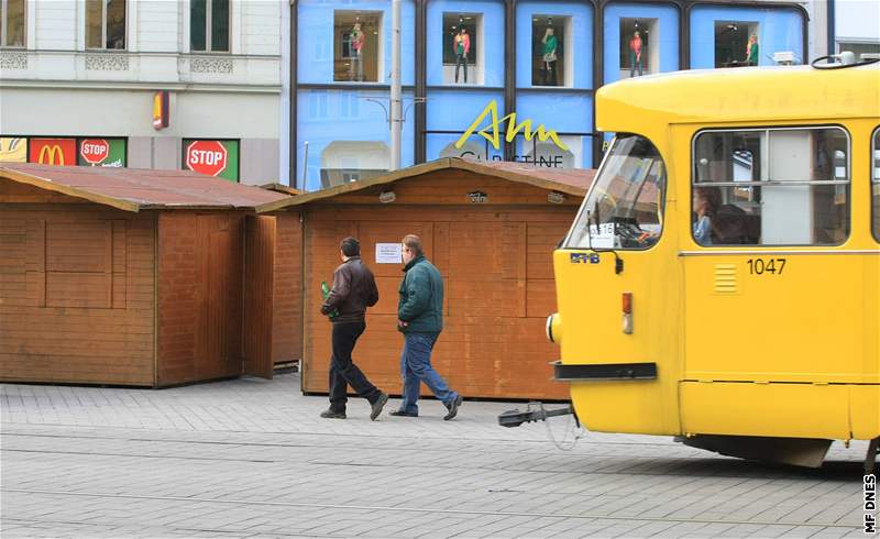 Prodejní stánky na námstí Svobody v Brn nejsou podle dopravc postaveny bezpen 