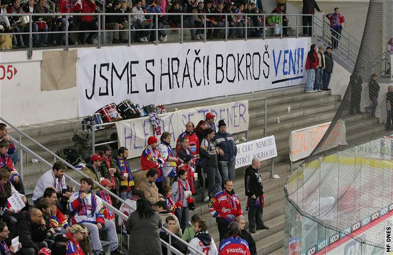 eské Budjovice - Zlín: protestní akce budjovických fanouk proti trenéru Bokroovi