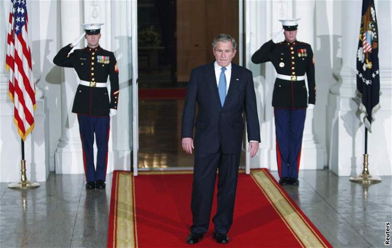 Americký prezident Bush vyhlíí úastníky summitu G20. (14. listopadu 2008)