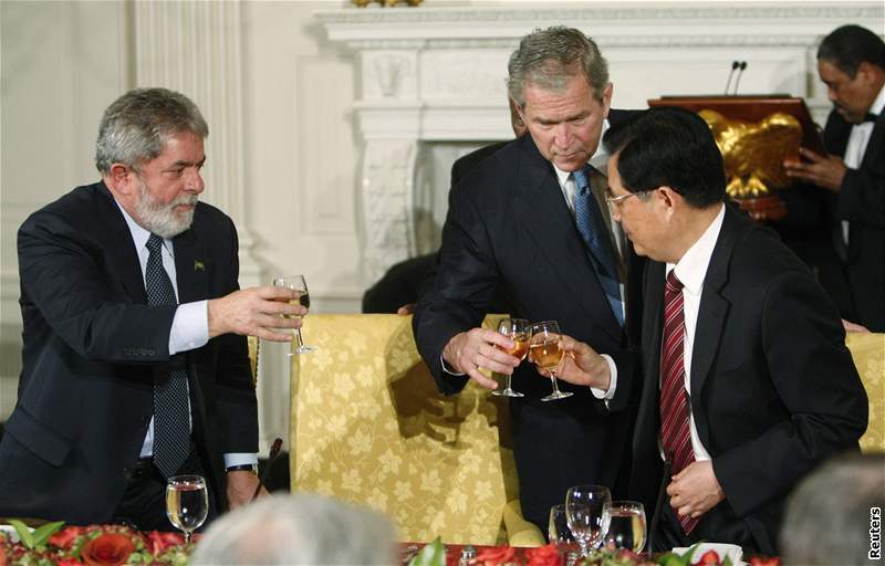 Na zdraví svtové ekonomiky! Americký prezident si na summitu G20 pipíjí s brazilským a ínským protjkem. (14. listopadu 2008)