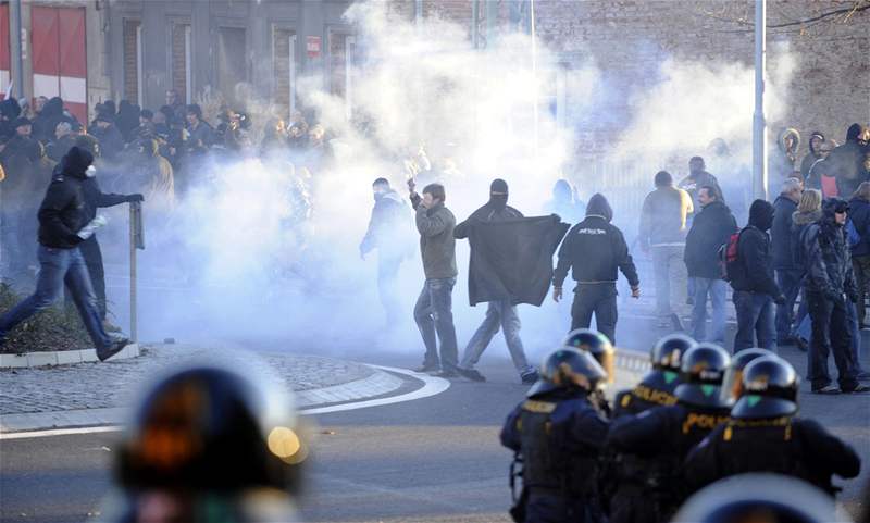 Bitka neonacist s policií v Litvínov 17. listopadu