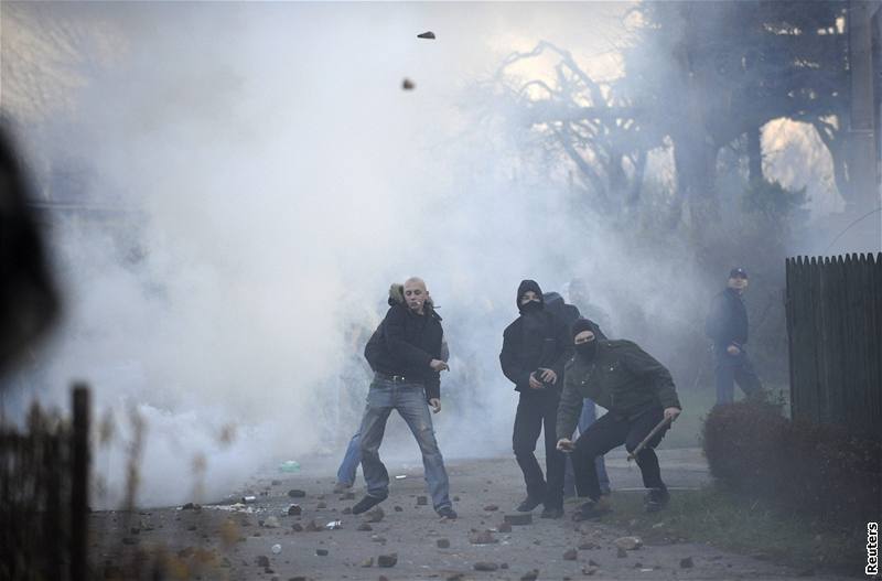 Stet pravicových radikál s policií v Litvínov