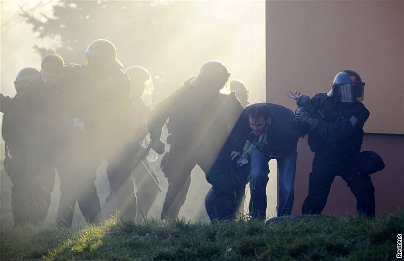 Stet pravicových radikál s policií v Litvínov