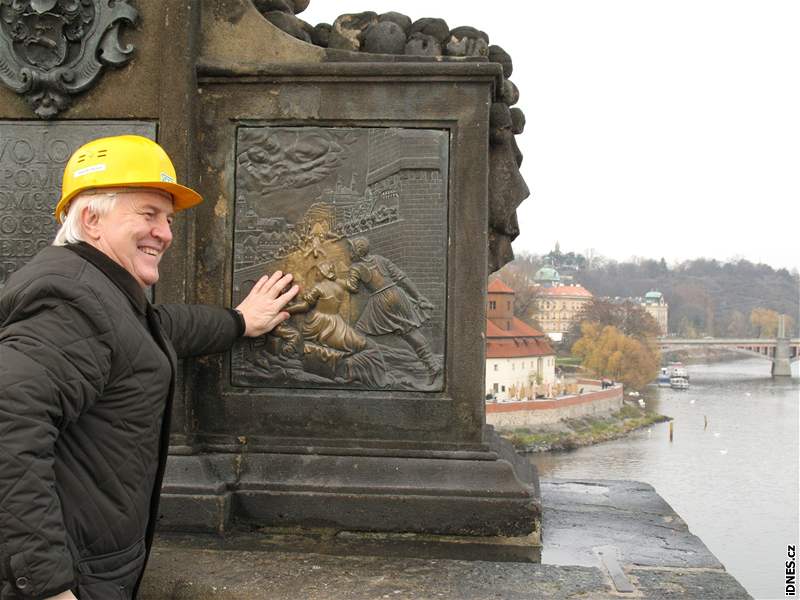 Alfons Swaczyna z nmeckého ezna se pijel s kolegy podívat na rekonstrukci Karlova mostu (13. 11. 2008)