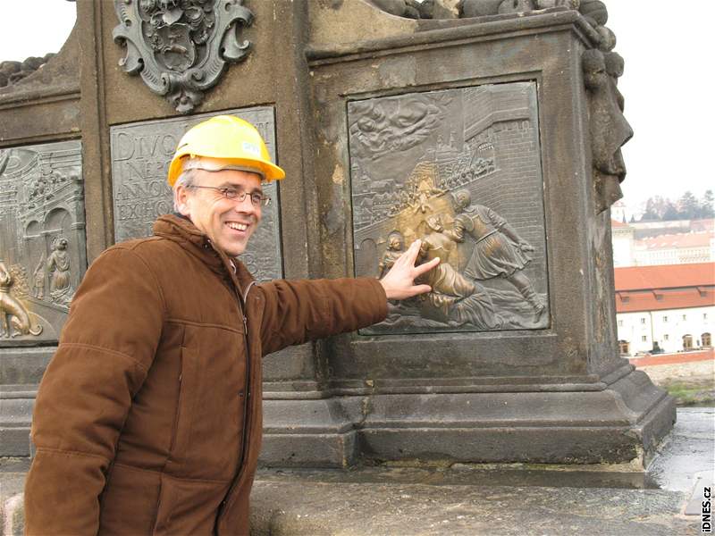 Odborník z nmeckého ezna se pijel s kolegy podívat na rekonstrukci Karlova mostu (13. 11. 2008)