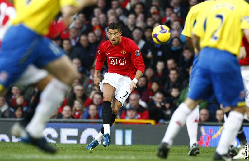 STÝ GÓL. Cristiano Ronadlo (s íslem 7) slavil stý gól v dresu Manchesteru United.