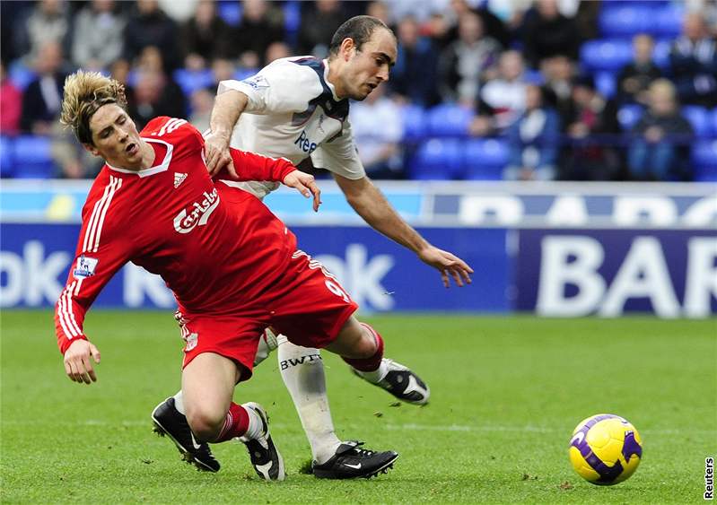 STÝ GÓL. Cristiano Ronadlo (s íslem 7) slavil stý gól v dresu Manchesteru United.