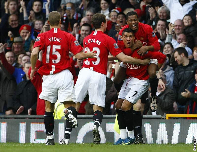 STÝ GÓL. Cristiano Ronadlo (s íslem 7) slavil stý gól v dresu Manchesteru United.