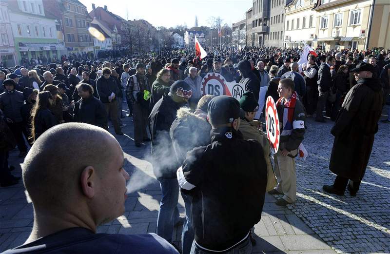 Nkolik stovek píznivc krajn pravicové Dlnické strany se chce vydat na pochod do sídlit Janov.