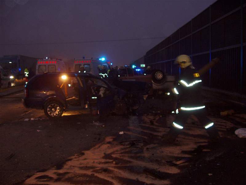 Noní nehoda dvou osobních aut zablokovala dálnici D1