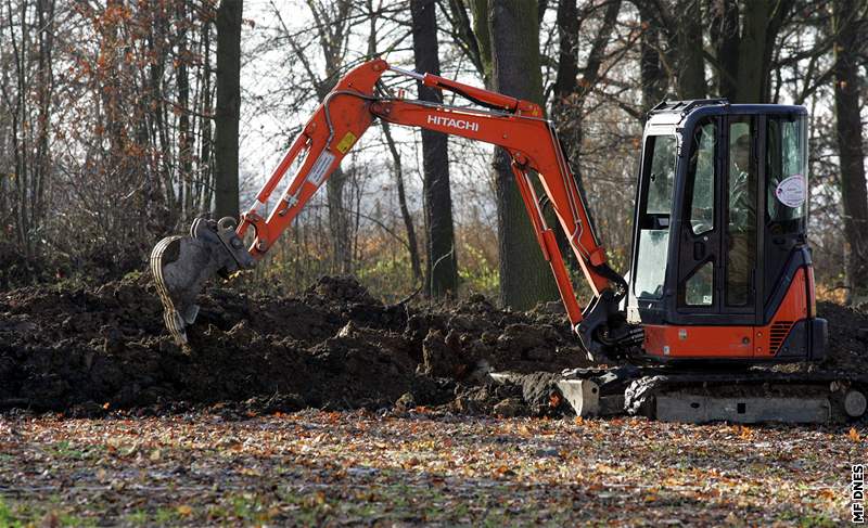 Ukládání ostatk nmeckých voják na chebském hbitov (12. listopadu 2008)